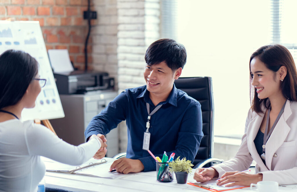 穏やかな雰囲気で行われる日本人採用担当者との面接風景