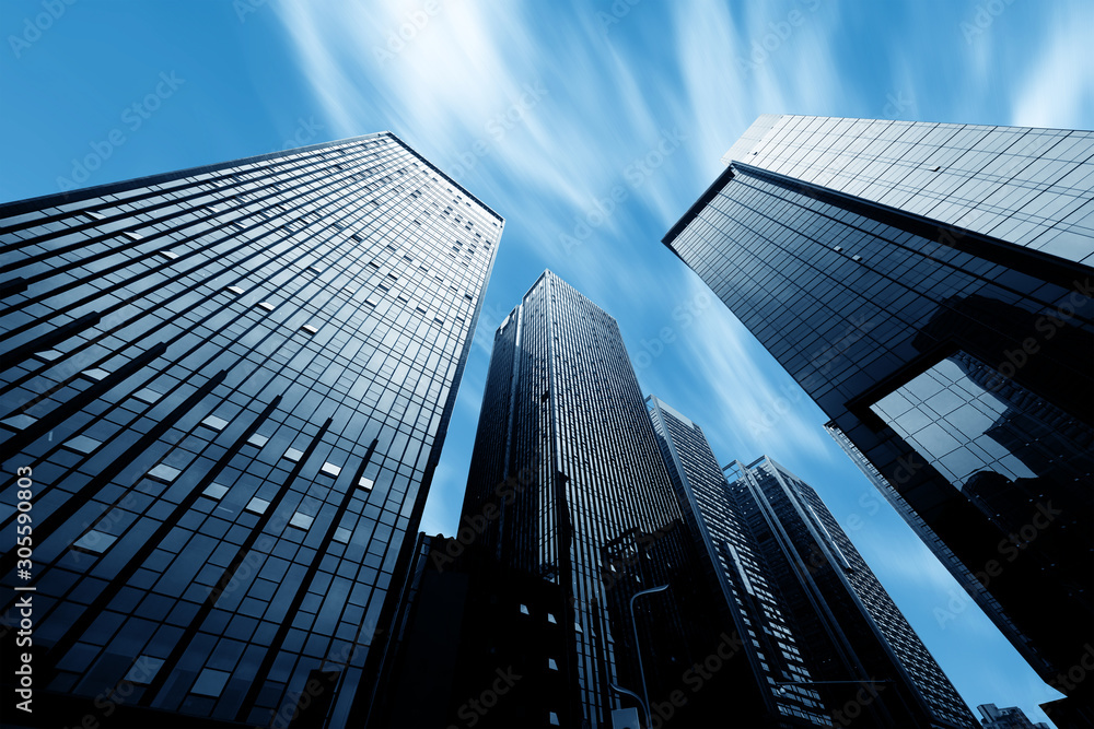 近代的な高層オフィスビルを見上げた外観